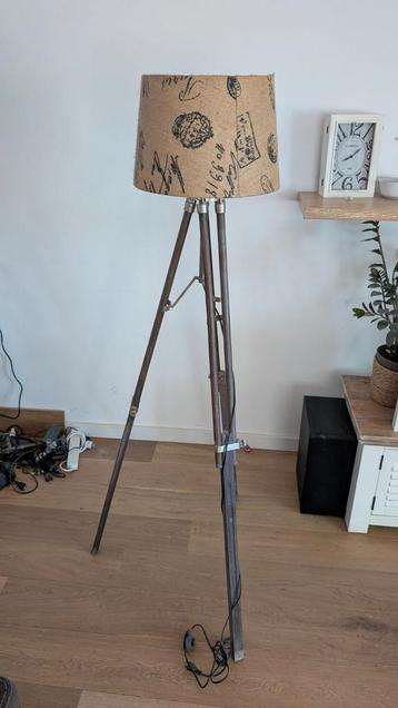 staande lamp met verstelbare poten. beschikbaar voor biedingen
