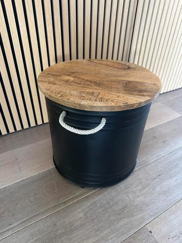 Bijzettafel rond zwart staal met mangohout  beschikbaar voor biedingen