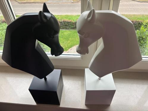 2 paardenhoofden ornament kunststof modern, Huis en Inrichting, Woonaccessoires | Zuilen en Pilaren, Zo goed als nieuw, Ophalen of Verzenden