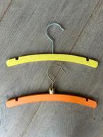 2 gekleurde houten kinderkleding hangers, Ophalen of Verzenden, Gebruikt, Overige typen