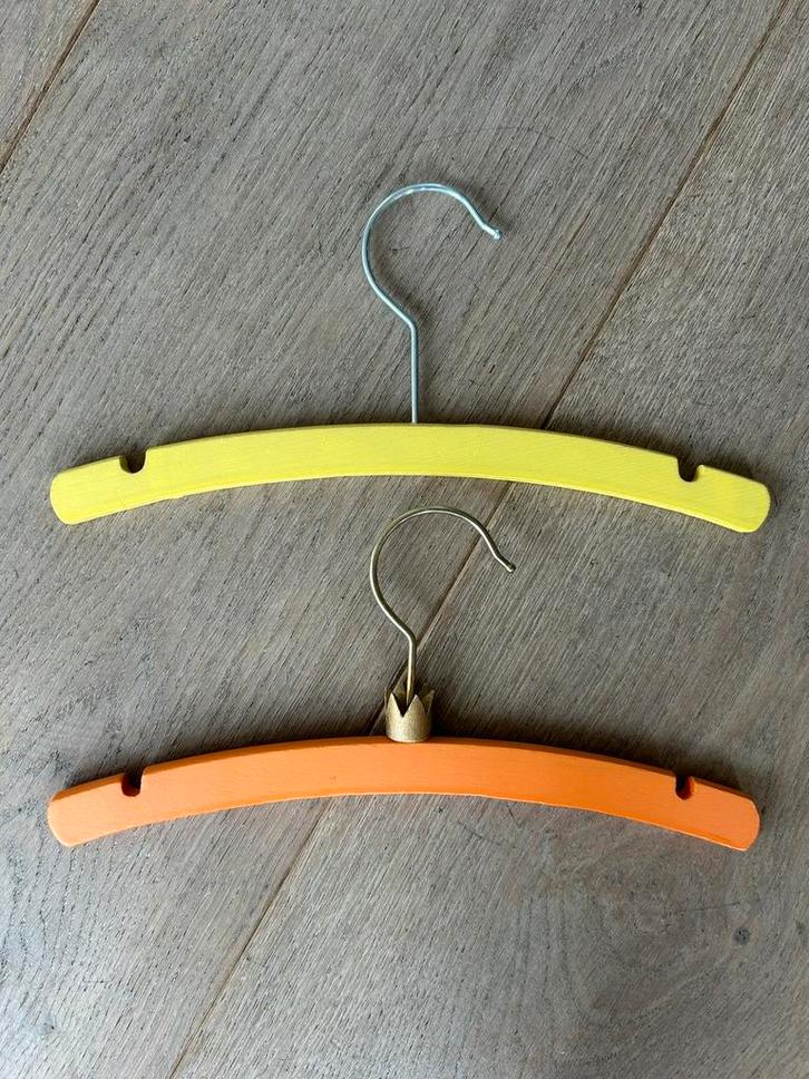 2 gekleurde houten kinderkleding hangers, Kinderen en Baby's, Kinderkamer | Inrichting en Decoratie, Gebruikt, Overige typen, Ophalen of Verzenden