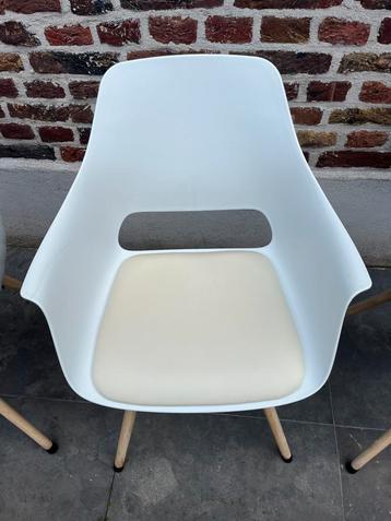 4 Witte eetkamerstoelen zgan €50.00 per stuk beschikbaar voor biedingen