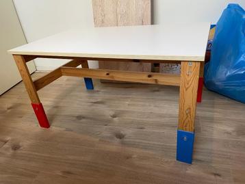 Tafel kind beschikbaar voor biedingen