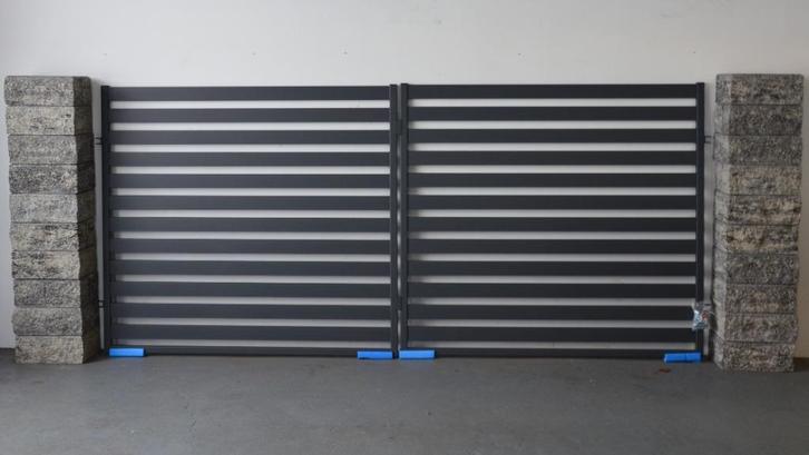 Moderne inrijpoort 'Lara' compleet en in 2 kleuren, Tuin en Terras, Tuinhekken en Hekwerk, Nieuw, Spijlenhekwerk, IJzer, Met poort