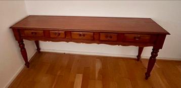 Lange houten sidetable met vijf lades en beslag beschikbaar voor biedingen