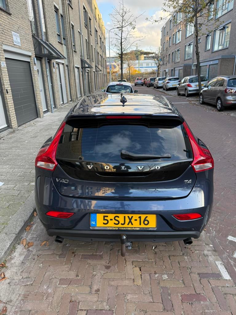Volvo V40 1.6 T4 180PK Powershift 2013 Blauw, Auto's, 1596 cc, 4 cilinders, 700 kg, Leder en Stof