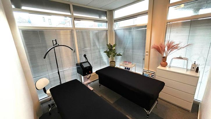 Salonstoel Behandelruimte te huur in Leiden - Toplocatie!, Zakelijke goederen, Kantoor en Winkelinrichting | Winkel en Inventaris