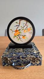 Oosters borduurwerk in luxe doos, Antiek en Kunst, Kunst | Niet-Westerse kunst, Ophalen of Verzenden