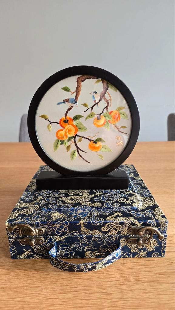 Oosters borduurwerk in luxe doos, Antiek en Kunst, Kunst | Niet-Westerse kunst, Ophalen of Verzenden