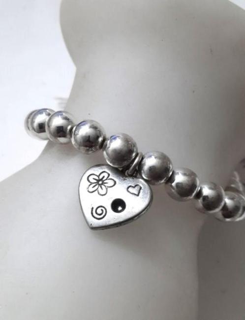 Mooie zilverkleurige armband met daaraan een hartje, Sieraden, Tassen en Uiterlijk, Armbanden, Nieuw, Overige materialen, Zilver