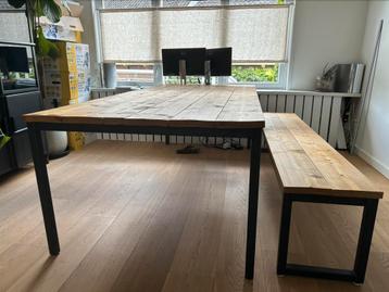 Industriële eettafel (240x110) en bankje (220), hout beschikbaar voor biedingen