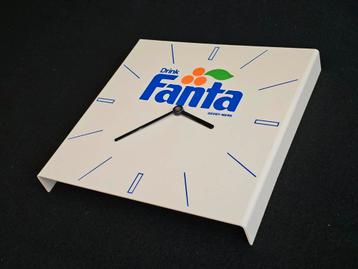 Zeer gave vintage "Drink Fanta" wandklok.  beschikbaar voor biedingen