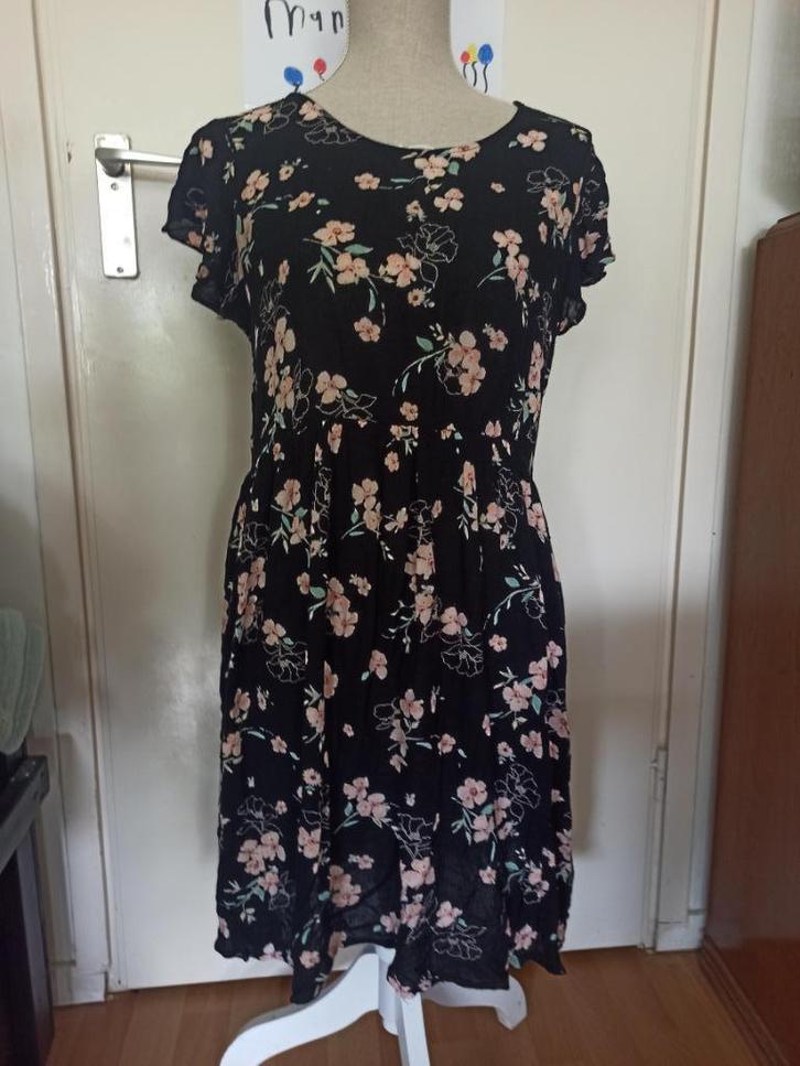 Romantische zwarte bloem jurk van Clockhouse maat 42, Kleding | Dames, Jurken, Zo goed als nieuw, Maat 42/44 (L), Zwart, Verzenden