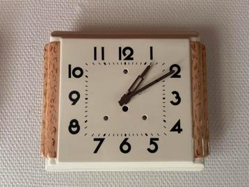 Vintage porseleinen klok beschikbaar voor biedingen