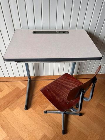 Vintage schooltafeltje en schoolstoeltje beschikbaar voor biedingen