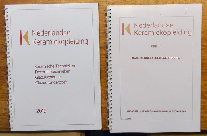 2 cursusboeken Keramiek opleiding niet in geschreven, Hobby en Vrije tijd, Pottenbakken, Zo goed als nieuw, Ophalen of Verzenden