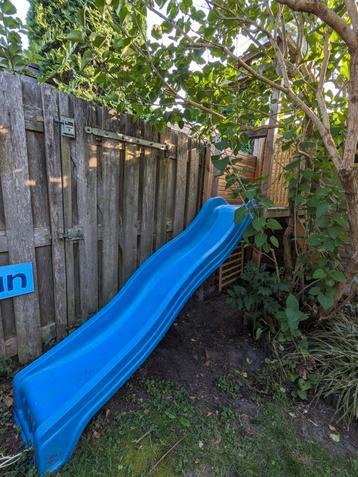 Buiten speelhuisje met glijbaan beschikbaar voor biedingen