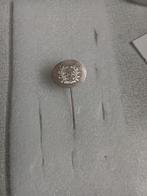 Metalen speldje van; ISC.  CIE., Ophalen of Verzenden, Zo goed als nieuw