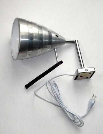 Vintage industriële stijl nieuwe wandlamp van de jaren '80.  beschikbaar voor biedingen