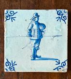 17e eeuwse tegel, Delfts blauw, met militair / soldaat, Antiek en Kunst, Verzenden