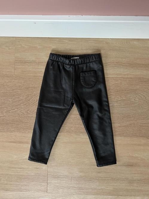 Faux leren legging / broek van Zara, zwart, maat 86, Kinderen en Baby's, Babykleding | Maat 86, Zo goed als nieuw, Meisje, Broekje