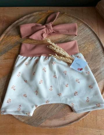 Kort babybroekje en haarbandje 50/56 Nieuw beschikbaar voor biedingen