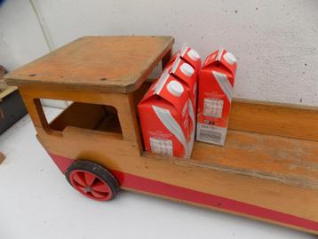 Tafel bijzettafel planten Tafeltje als speelgoed vrachtauto. beschikbaar voor biedingen