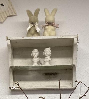 Brocante oud wit houten regaal - wandplankje met glasplaatje beschikbaar voor biedingen
