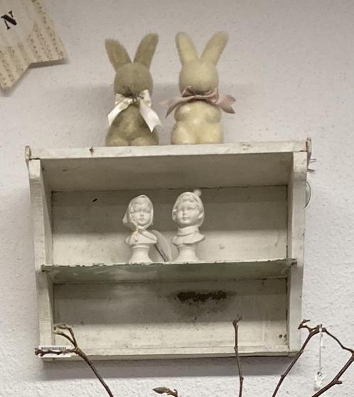 Brocante oud wit houten regaal - wandplankje met glasplaatje, Huis en Inrichting, Woonaccessoires | Wandplanken en Boekenplanken