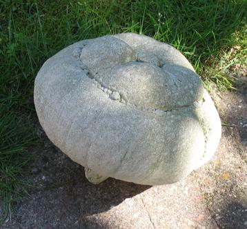 Tuinbeeldje pompoen beschikbaar voor biedingen