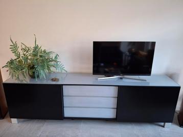 Dressoir televisiemeubel wandkast met schuifdeuren  en lades beschikbaar voor biedingen