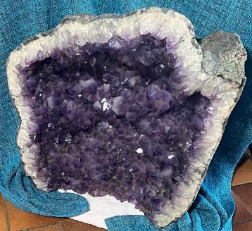 Mooie Grote en Zware Amethist Geode uit Brazilië - 60 kilo beschikbaar voor biedingen