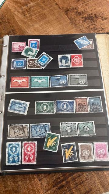 Postzegelalbum diverse zegels beschikbaar voor biedingen