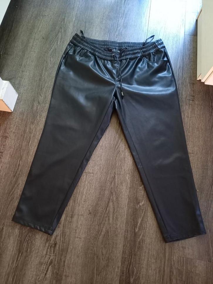 Mooie zwarte broek van imitatieleer, maat 54, Kleding | Dames, Grote Maten, Zo goed als nieuw, Broek of Spijkerbroek, Zwart, Ophalen of Verzenden
