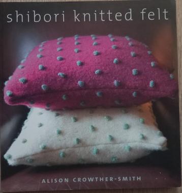Shibori knitted felt - Alison Crowther-Smith beschikbaar voor biedingen
