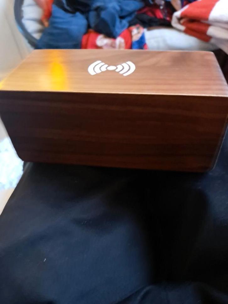 Digitale Wekker met Draadloos Oplaadpunt, Huis en Inrichting, Woonaccessoires | Klokken, Nieuw, Wekker of Tafelklok, Digitaal