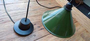 Mooie groene metalen hanglamp beschikbaar voor biedingen