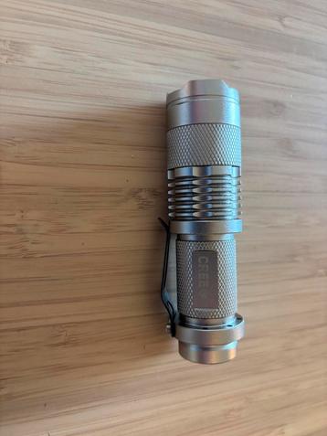 Compacte zaklamp beschikbaar voor biedingen