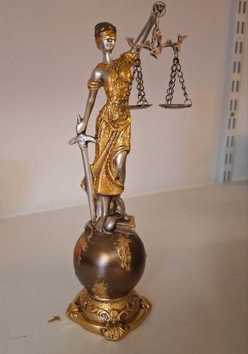 Prachtig beeld vrouwe Justitia  beschikbaar voor biedingen