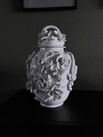 WITTE VAAS MET BLOEMEN, Wit, Aardewerk of Porselein, Ophalen of Verzenden, Zo goed als nieuw