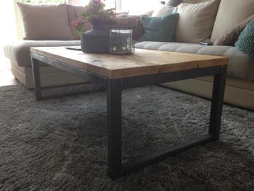 Stoere industriële salontafel beschikbaar voor biedingen