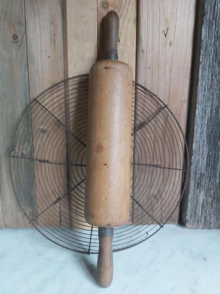 Prachtige oude xl zware houten deegrol met metalen ringen, Antiek en Kunst, Curiosa en Brocante, Verzenden