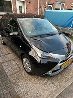 Toyota Aygo 1.0 Vvt-i 5D 2018 Zwart Luxe uitvoering, Auto's, Voorwielaandrijving, Parkeersensor, 4 stoelen, Zwart