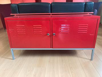 Rode metalen Ikea kast met deuren beschikbaar voor biedingen