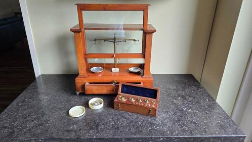 Analytische Balans op laboratoriumtafel met marmeren bla, Antiek en Kunst, Antiek | Gereedschap en Instrumenten, Ophalen