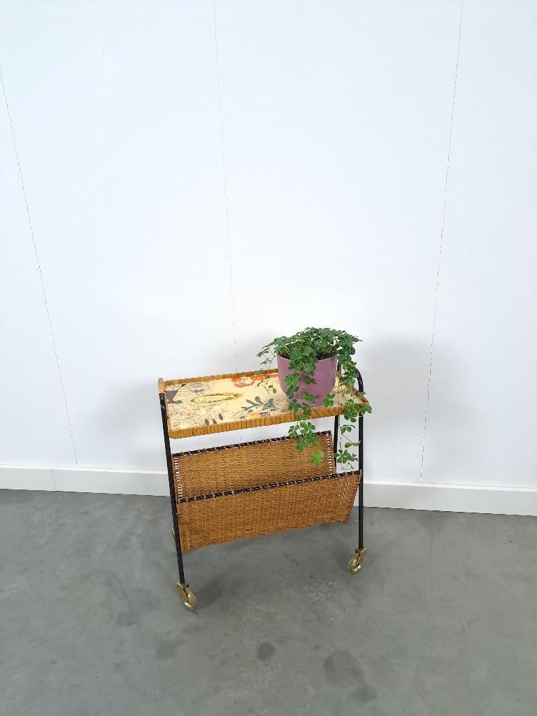 Tijdschriftenrek met formica dienblad op wielen, bijzettafel, Ophalen of Verzenden, Gebruikt