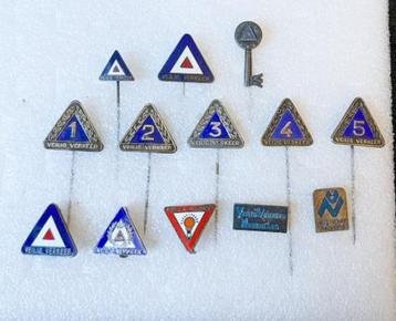 13 verschillende speldjes / broches van VEILIG VERKEER beschikbaar voor biedingen