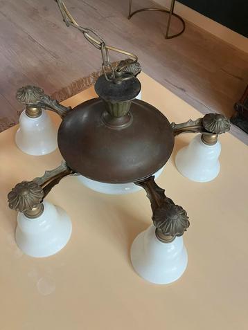 Art deco stijl hanglamp met wit melkglas beschikbaar voor biedingen