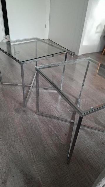 Glazen bijzettafeltjes. 45x50x50 beschikbaar voor biedingen