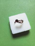 Mooie Fijne Zilveren Ring - Handje met klein rond Granaatje, Met edelsteen, Zilver, Ring, Verzenden